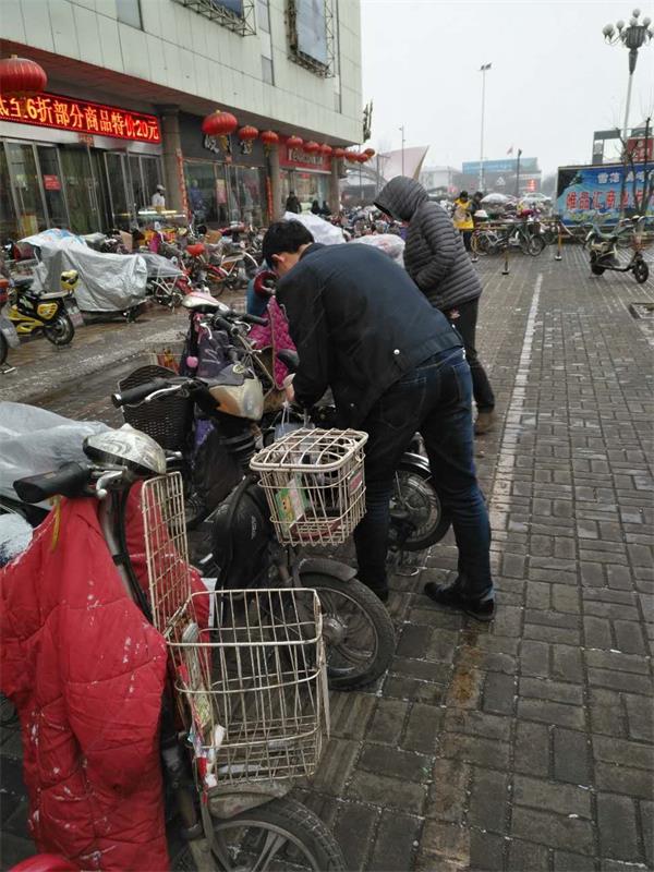 雪(xuě)中為(wèi)顧客上(shàng)座套1.jpg 雪(xuě)中為(wèi)顧客上(shàng)座套1.jpg